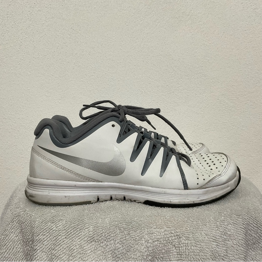 Nike Vapor Court White, Grey Sneakers Size 7.5 Sports Athletic Gym Walking